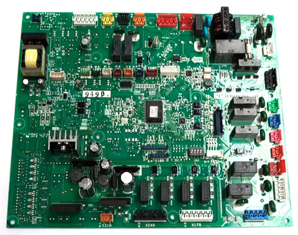 Daikin Platine mit mehreren integrierten Schaltungen und Anschlüssen, zur Verwendung in Heizsystemen der Altherma R-Serie.